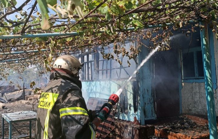 Сгоревшая баня и погибший мужчина: в ЛНР за сутки тушили три пожара в жилых домах