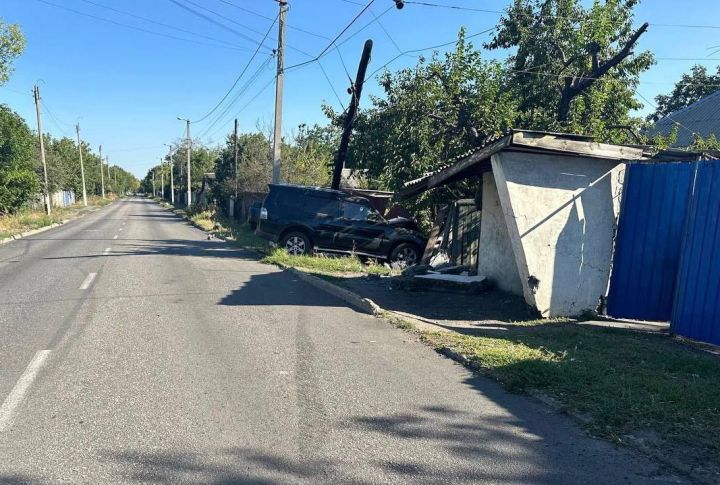 В одном из городов ЛНР водитель въехал в остановку: погибли два человека