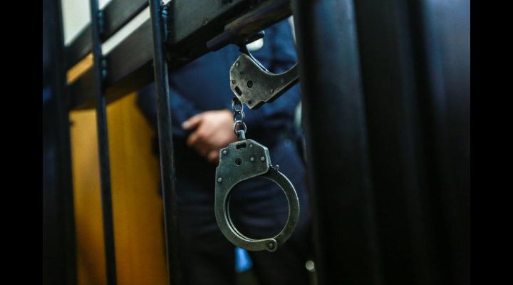 Пришли к пенсионеру и угрожая пытались забрать деньги: в ЛНР задержали двух безработных преступников