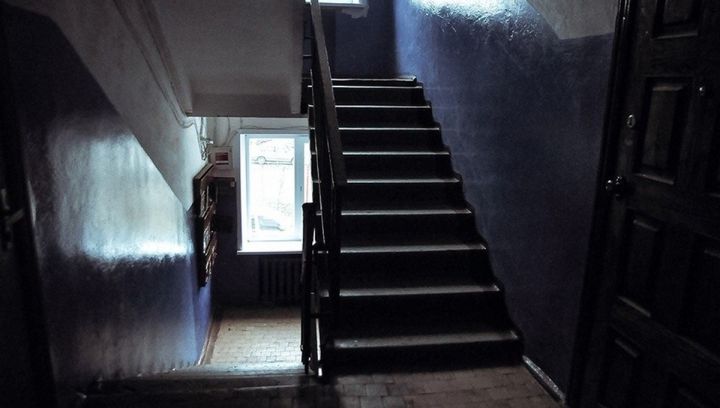 «Мама, а откуда тут дождь идёт?» В луганской многоэтажке водосточная труба сбрасывала воду прямо в подъезд