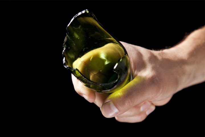 Попытка суицида в аэропорту: в Шереметьево мужчина перерезал себе горло и упал с высоты