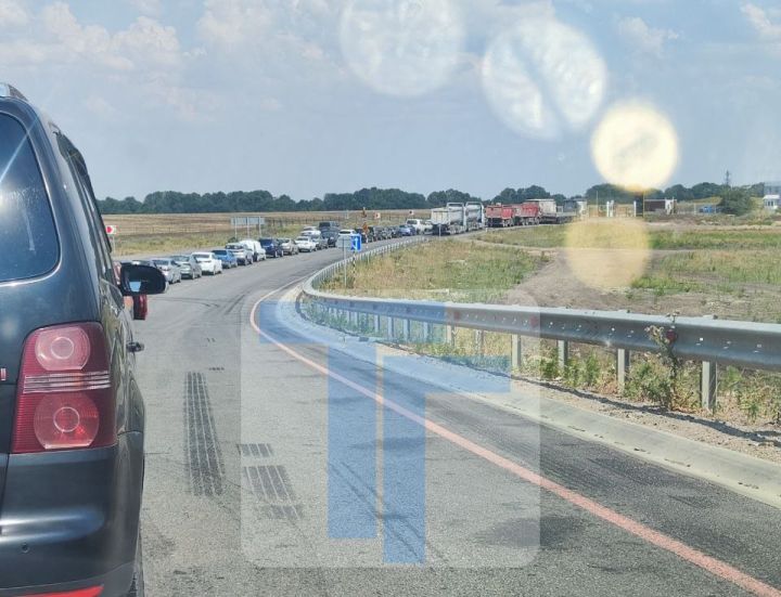 Очереди на КПП в ЛНР бьют рекорды: люди стоят по несколько часов на въезд/выезд из Республики