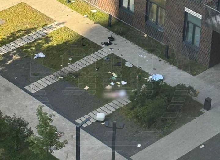 Россиянин выбросил из окна 16 этажа свою жену и ребенка