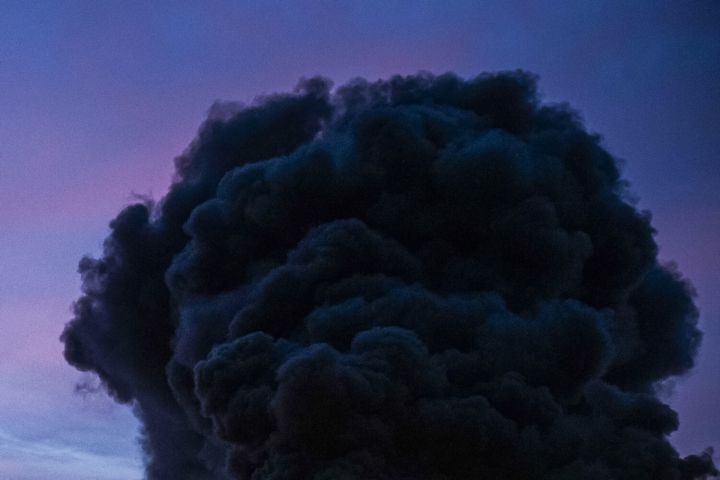 ВСУ нанесли удар по нефтебазе в 40 км от ЛНР, из-за чего начался сильный пожар