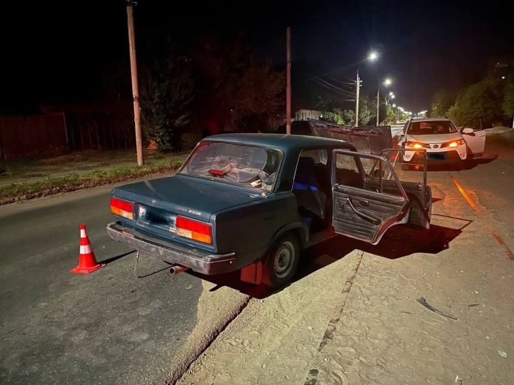 Объезжал выбоину в дороге и столкнулся с машиной: в Луганске в ДТП пострадали двое детей