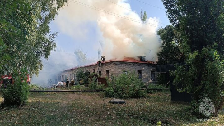 Спасатели тушили больницу в одном из городов ЛНР: на ликвидацию пожара ушло почти 6 часов