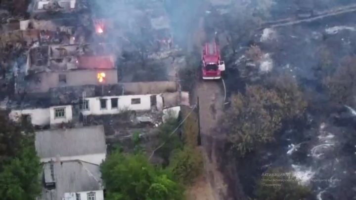 Спасатели двое суток боролись с масштабным пожаром в ЛНР: уничтожено 9 домов и 38 построек