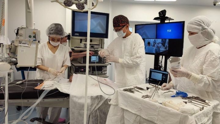 Кормили жареной колбасой, снэками и картошкой: в РФ младенец едва не умер из-за неправильного питания