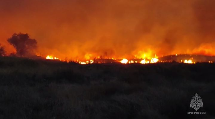 Спасатели ликвидировали крупный пожар в Луганске, сумев отстоять у огня жилой сектор