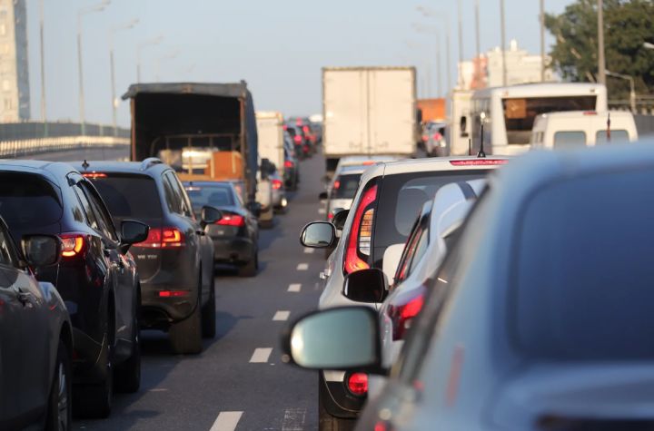 Из-за предпраздничной суеты центр Луганска погряз в пробке: затор продлился на километры