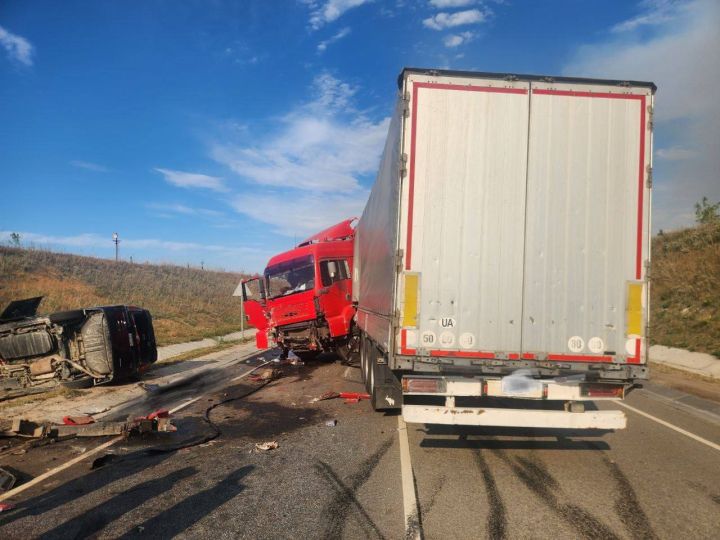 Грузовик без тормозов, опрокидывание авто и смерти на дороге: о самых резонансных ДТП в ЛНР в выходные