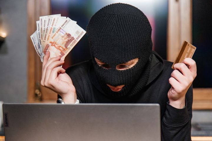 Мошенники выманили у 35-летнего жителя ДНР рекордную сумму: он сам отдал им деньги