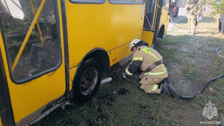 Автобус с людьми загорелся во время движения по трассе в ЛНР