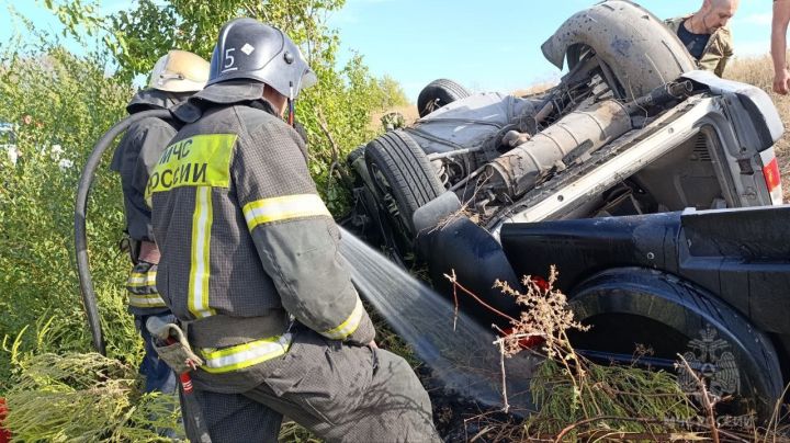 В Луганске рано утром два авто столкнулись лоб в лоб: спасателям пришлось вырезать пострадавших из металла