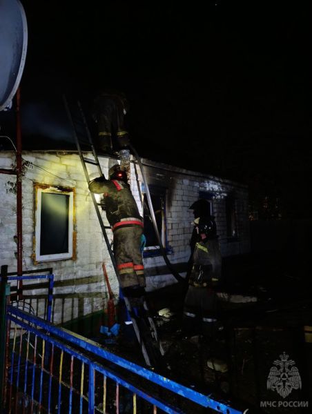 В одном из городов ЛНР горел частный дом: на пожаре спасли женщину