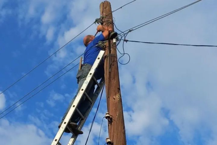 «Столб висит на соплях»: жители Свердловского района жалуются на аварийное состояние ЛЭП, из-за которых могут остаться без света