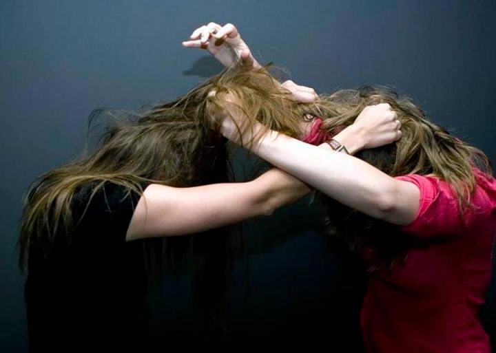 В одном из городов ЛНР пьяные девушки устроили драку, которая закончилась перестрелкой