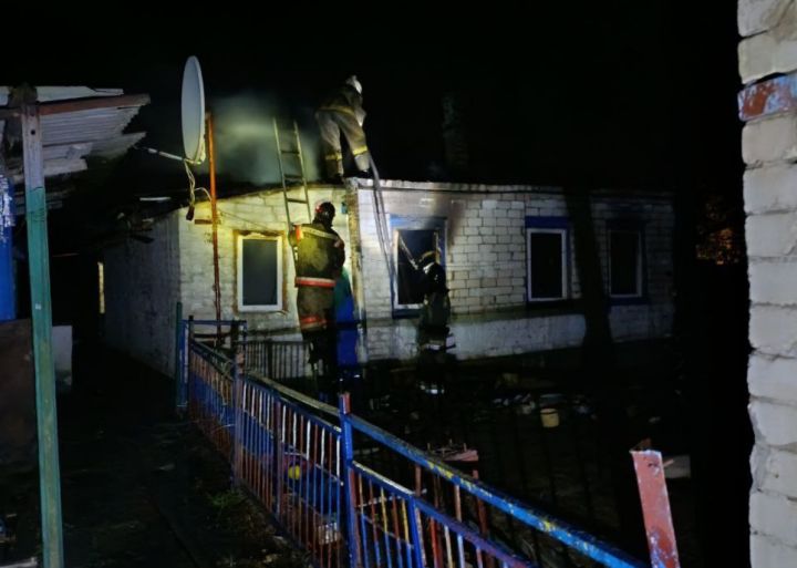 МЧС ЛНР спасли в Краснодоне молодую девушку: она едва не сгорела в собственном доме