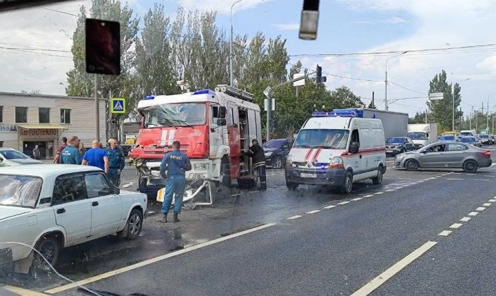 Спасатели спешили на вызов и попали в аварию: в центре Луганска авто МЧС столкнулось с легковушкой