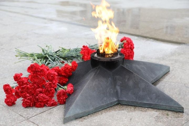 В ДНР школьница прикурила сигарету от Вечного огня и сожгла лежащие там цветы