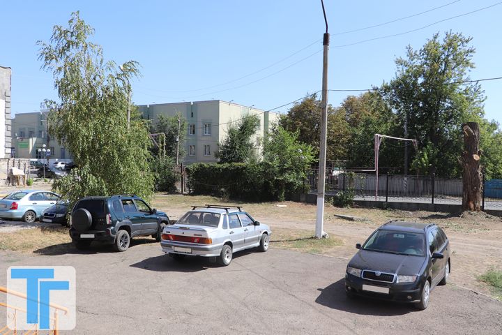 Вопрос с парковкой около больницы Свердловска решён