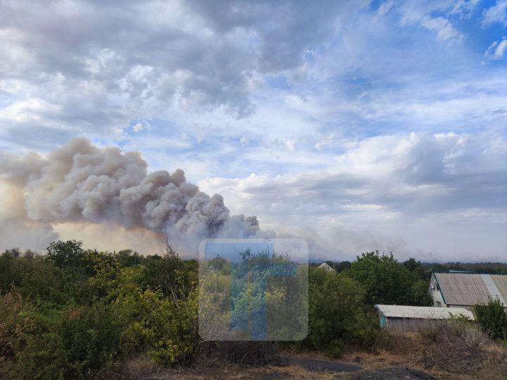 В Свердловском районе наблюдается масштабный пожар: ландшафтное возгорание перекинулось на жилые дома