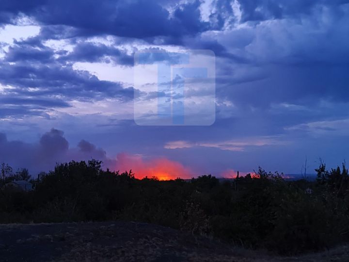 В Свердловском районе ввели режим ЧС на фоне масштабного пожара: трасса Свердловск-Луганск перекрыта