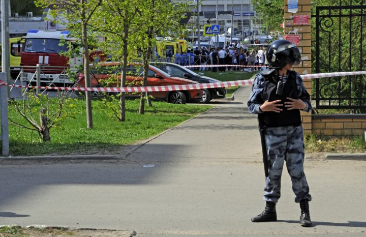 В одной из школ Луганска эвакуировали детей и учителей из-за сообщения о минировании