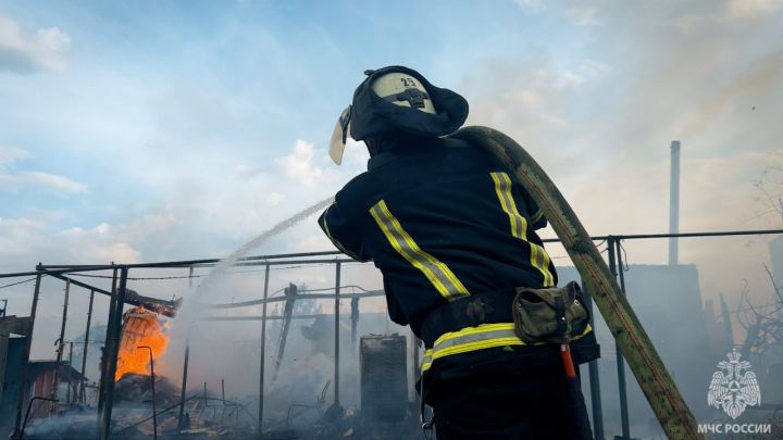 Очередной пожар в ЛНР лишил людей жилых домов: тушить его пришлось больше суток