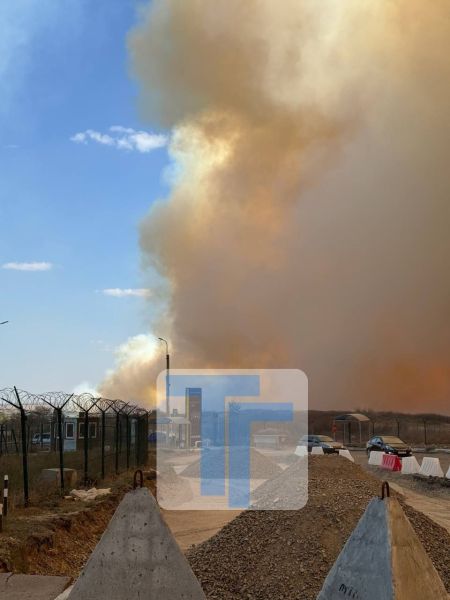 Внимание! Пожары зафиксированы на Изварино, машины через пункт пропуска не пропускают - соцсети