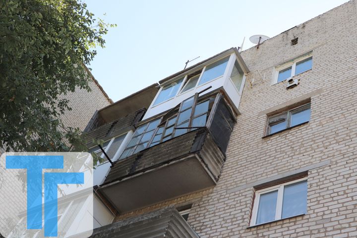 Трещина во всю стену и рама над головой: в Свердловске рушится многоэтажка, ситуация близка к критической