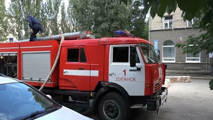 В центре Луганска из-за человеческой неосторожности сгорело здание