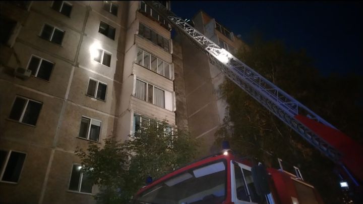 Около 20 человек эвакуировали из горящей многоэтажки в Луганске: там воспламенилась проводка