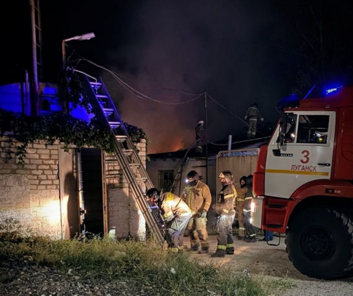 В Луганске произошло возгорание крыши кондитерского цеха: на тушение ушло больше 2 часов