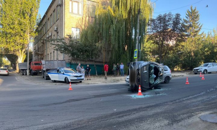 В Луганске столкнулись два авто, одно из них перевернулось: пострадал 5-летний ребёнок