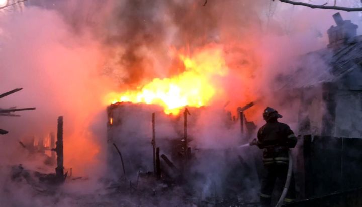 ВСУ нанесли артобстрел по Золотому-5: сгорела летняя кухня, поврежден жилой дом