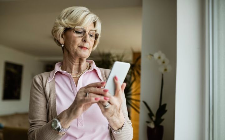 Какой стаж позволяет женщине выйти на пенсию досрочно в ЛНР? Разъясняет Соцфонд