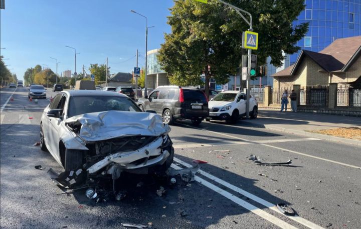 Три авто столкнулись в Луганске из-за превышения скорости: пострадали пятеро, в том числе ребёнок