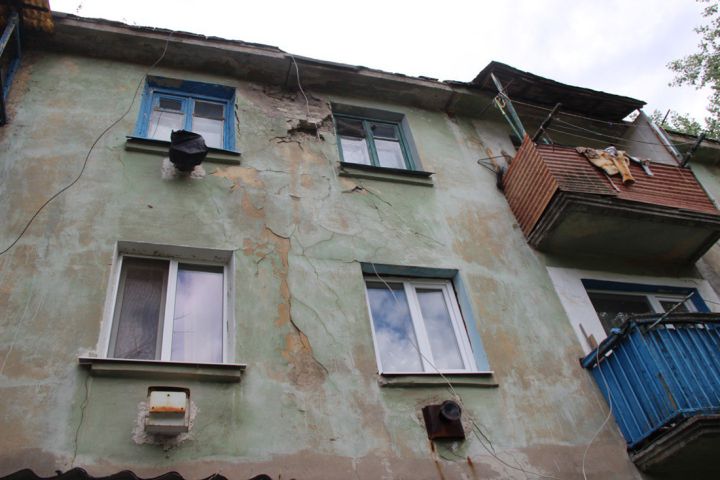 «Боимся, что когда-то дом рухнет…»: аварийное состояние дома в Молодогвардейске, ведущее к катастрофе