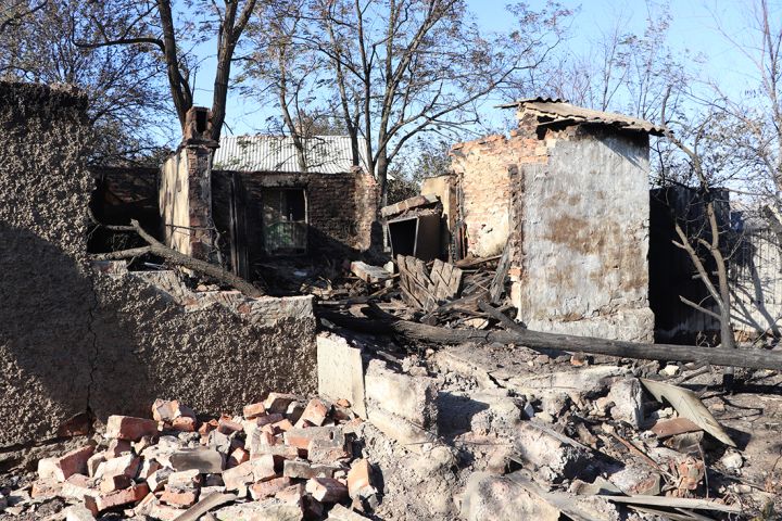 «Если бы соседский дом не отбили, то и мы бы сгорели»: о масштабном пожаре в посёлке Изварино