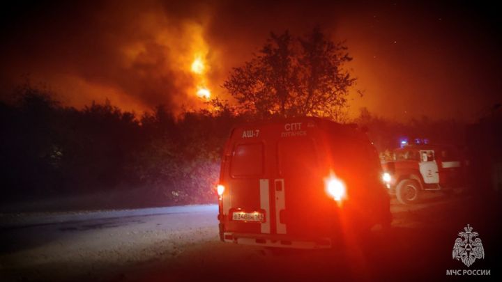 Вероятно, поджоги: в трёх районах ЛНР за ночь возникли крупные пожары, жители были эвакуированы