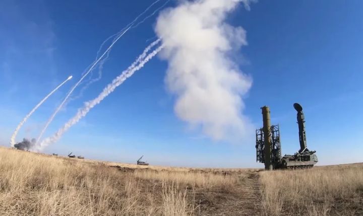 На подлёте к Луганску силы ПВО сбили две ракеты 