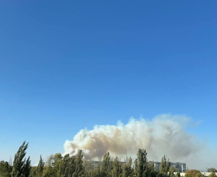 Сильный пожар наблюдается в районе Луганской клинической больницы - соцсети