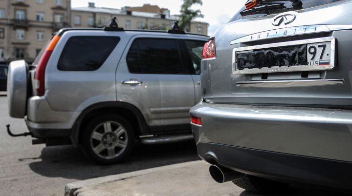 Российских водителей начнут лишать прав за сокрытие номеров на авто