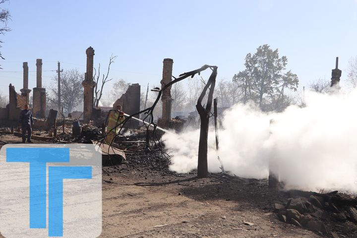 От домов остались только стены: последствия страшного пожара в двух посёлках Свердловского МО