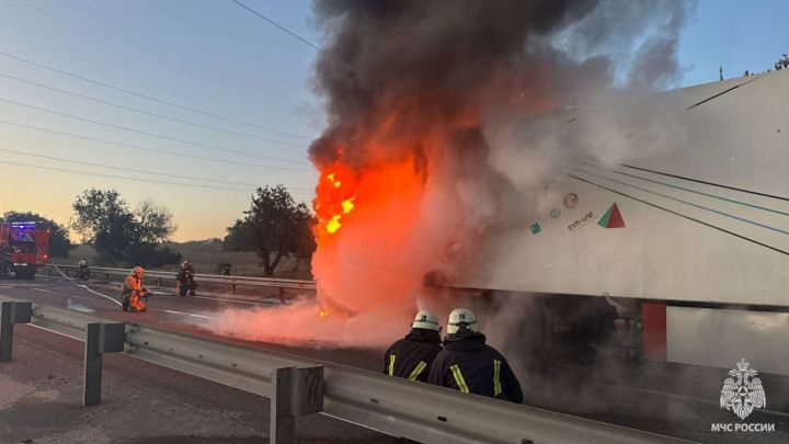 На трассе в ЛНР во время движения загорелась фура с продуктами: понадобилась помощь спасателей