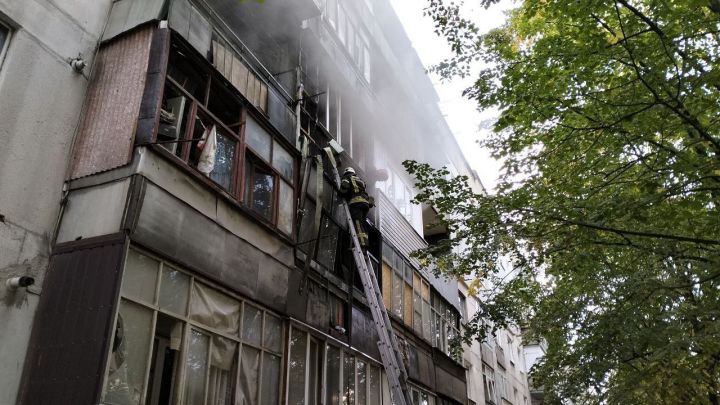 Беспилотник ВСУ врезался в многоквартирный дом в ЛНР: после взрыва произошёл пожар