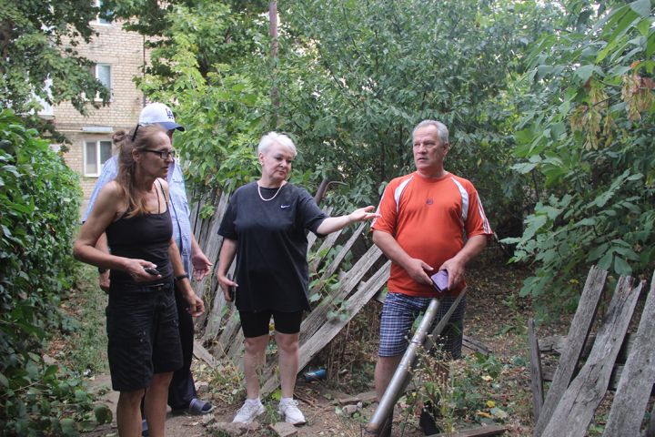 Жительница Краснодона пытается выбить деньги на ремонт крыши, побитую при обрезке деревьев коммунальщиками