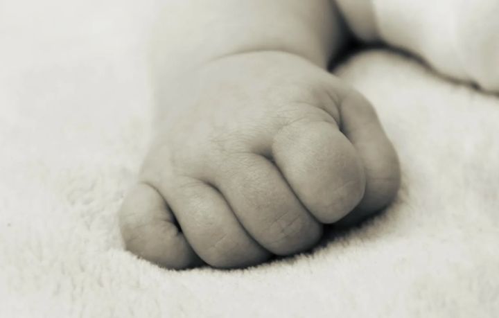 Заморила голодом, а тело выбросила в коробке на улицу: в Коврове горе-мать убила годовалого сына