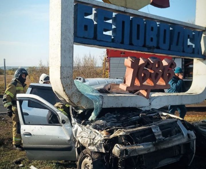 Попытка обгона закончилась жестким ДТП: на трассе в ЛНР водитель врезался в бетонную стелу